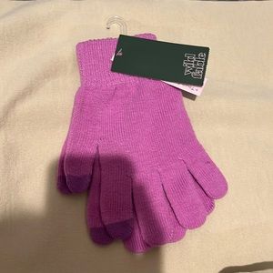 A set of brand new gloves perfect for the winter. They fit kid sizes. 💜